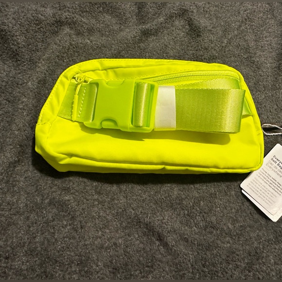 NWT - Lululemon Everywhere Belt Bag Military Green Crossbody Strap 1L #u… - Picture 3 of 4